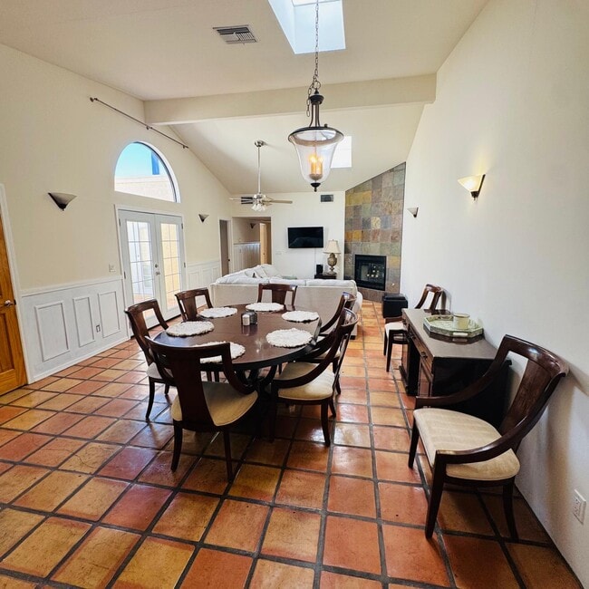 Building Photo - 325 W Santa Barbara