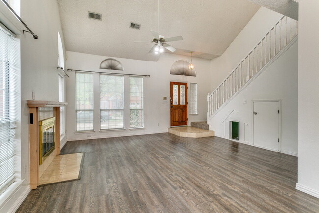 Building Photo - Bright & Spacious Home with Flex Room Near...