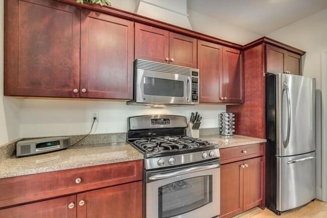 Building Photo - 142 Bigelow St