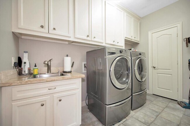 Building Photo - 70 Blooming Grove Ln