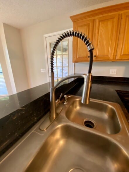 Building Photo - 511 April Dr