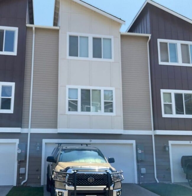 Building Photo - Sunrise TOWN HOME 2BDR 2.5BATH W/ 2 CAR GA...