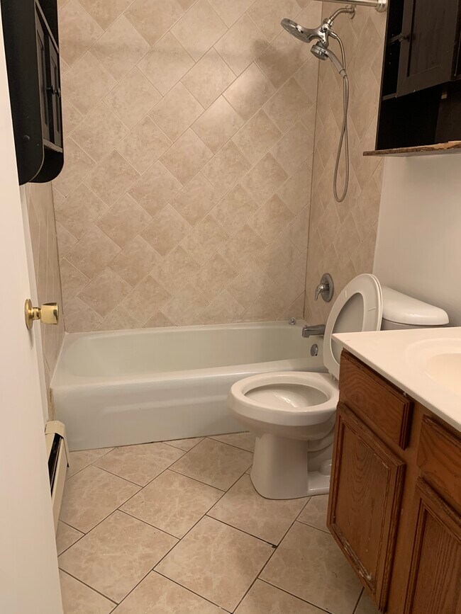 Building Photo - 1016 E 150th Pl