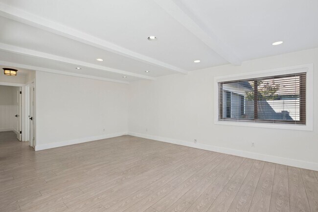 Building Photo - 2048 Garden Ln