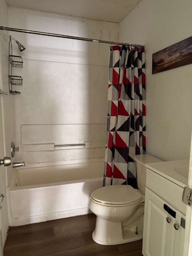 Building Photo - Two Bedroom Charmer with Washer & Dryer Included