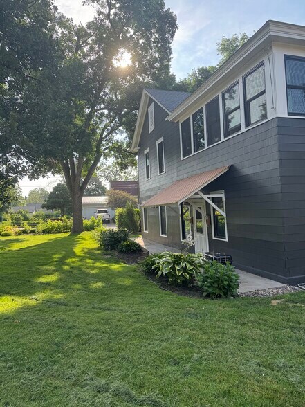 Building Photo - 204 Cherry St W