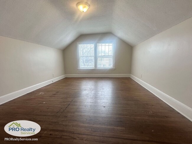 Building Photo - 4001-4003 N Bryant Ave