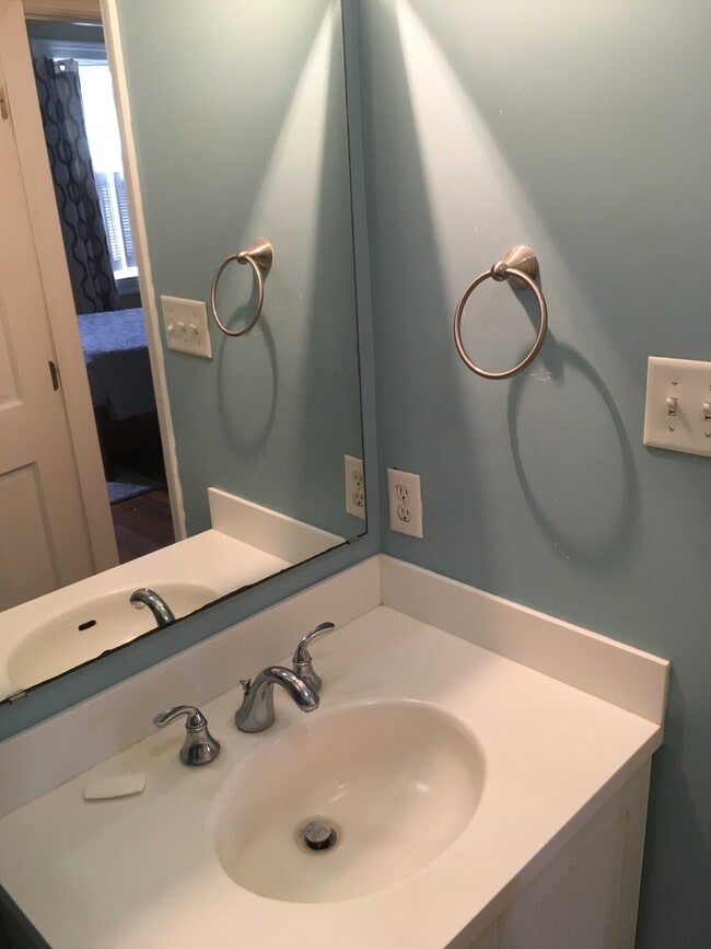 Full Bath 3 - 333 Whitaker St