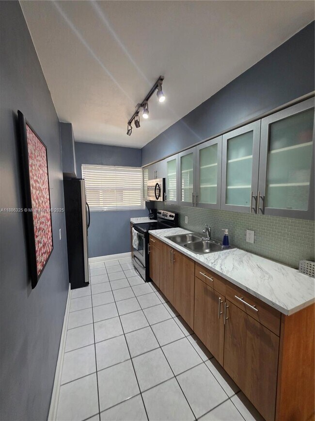 Building Photo - 8024 Harding Ave
