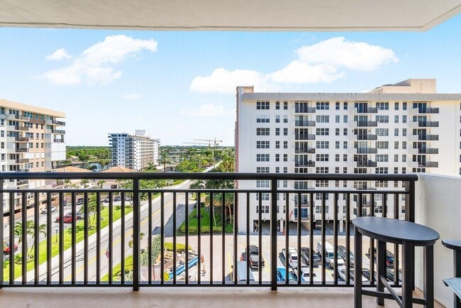 Building Photo - 1147 Hillsboro Mile