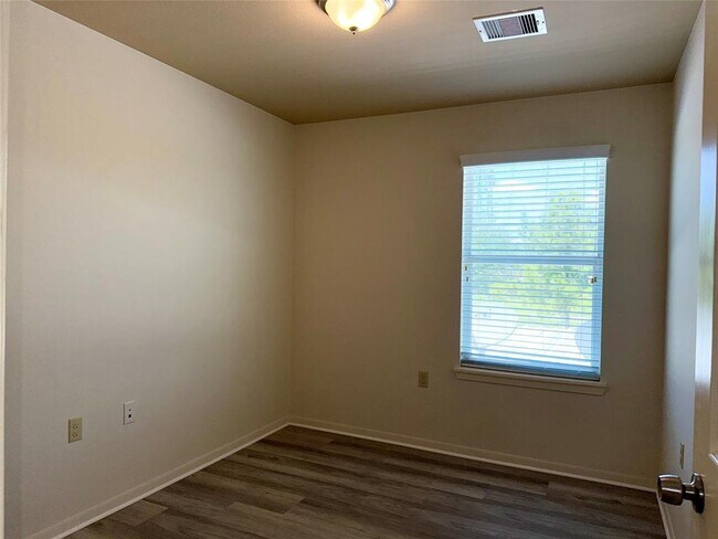 Building Photo - 10058 Emnora Ln