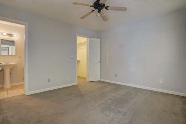 Building Photo - Updated 1st Floor End Unit 2bed/2bath in P...