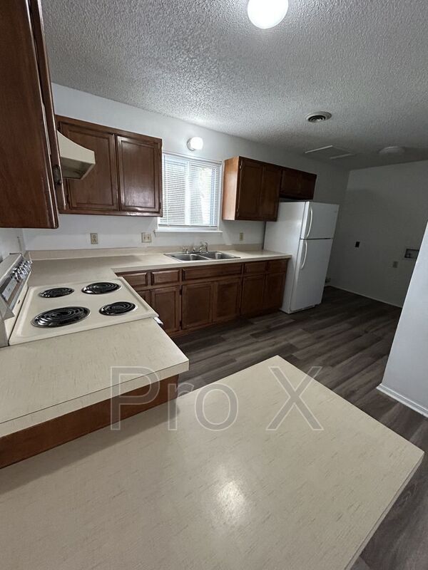 Building Photo - 1108 S Joplin St