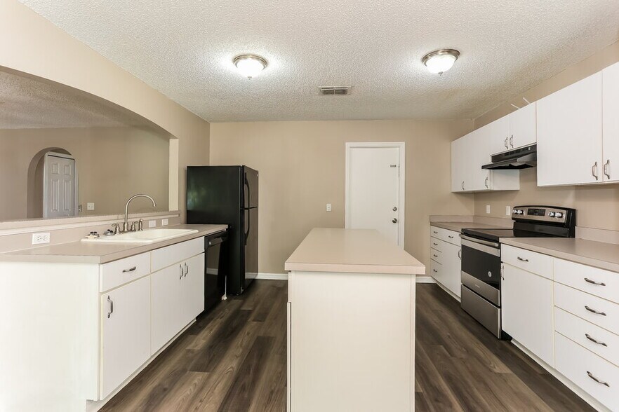 Building Photo - 6951 Playpark Trail