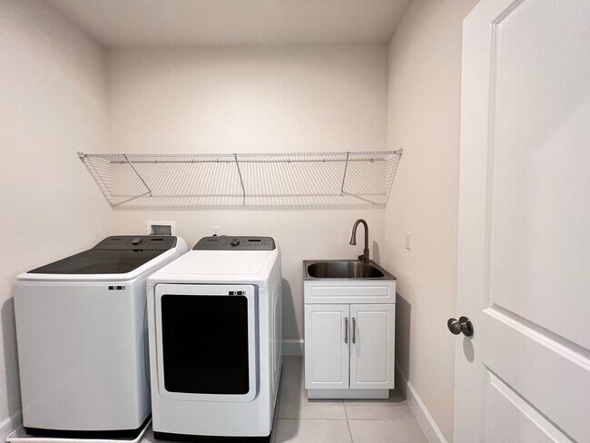 Building Photo - Gorgeous Furnished Home in Winter Garden!