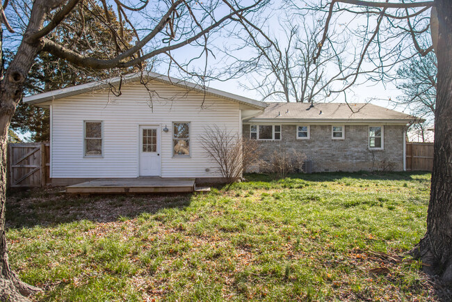 Building Photo - 908 S Maple St