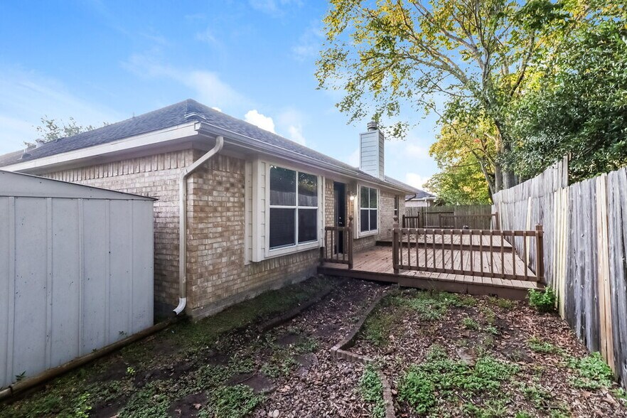 Building Photo - 810 Courtside Dr E