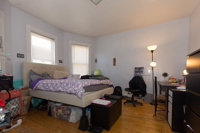 Building Photo - 3 Bed / 1 Bath on Hillside St | Mission Hill | 9/1