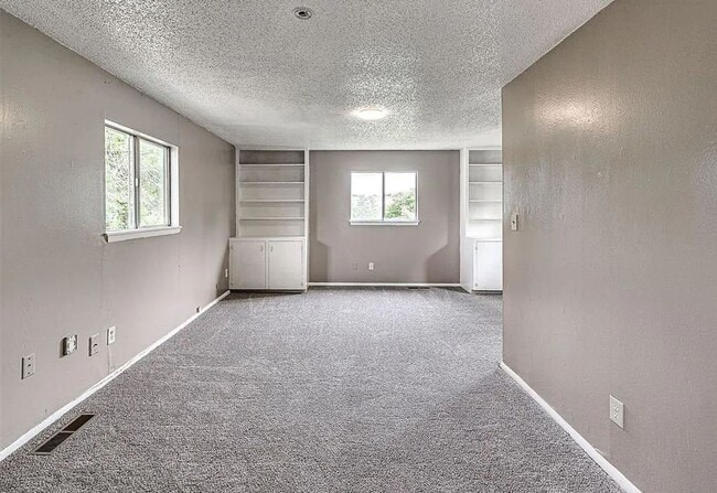 Building Photo - 3-Bedroom Available!