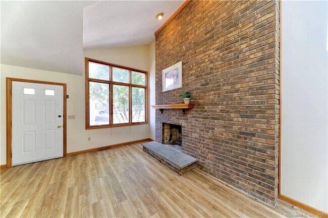 Building Photo - 107 Ivy Ln