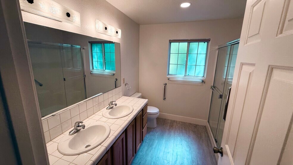 Prim Bed Bathroom - 12961 Burnt Cedar Ln