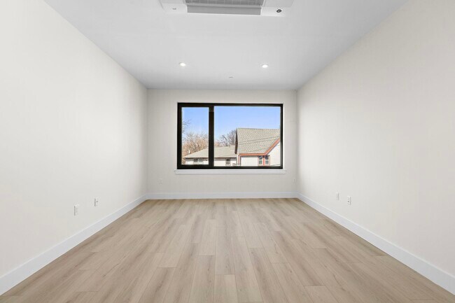 Building Photo - 4525 Bergenwood Ave