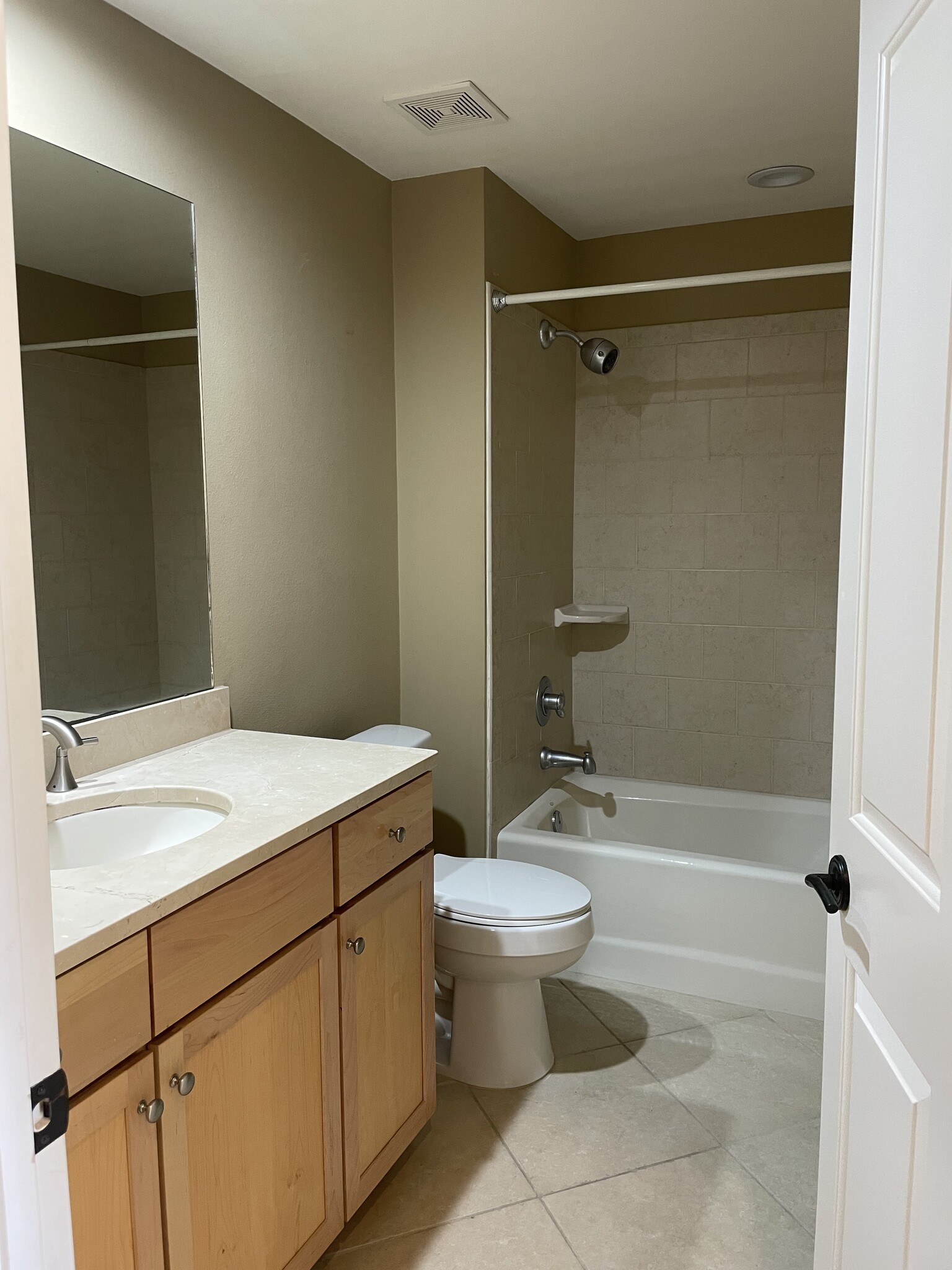 Building Photo - 415 E Romana St