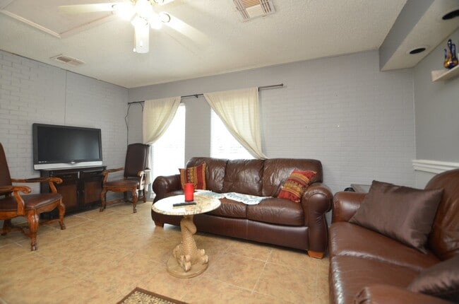 Building Photo - 13102 Richmond Ave.