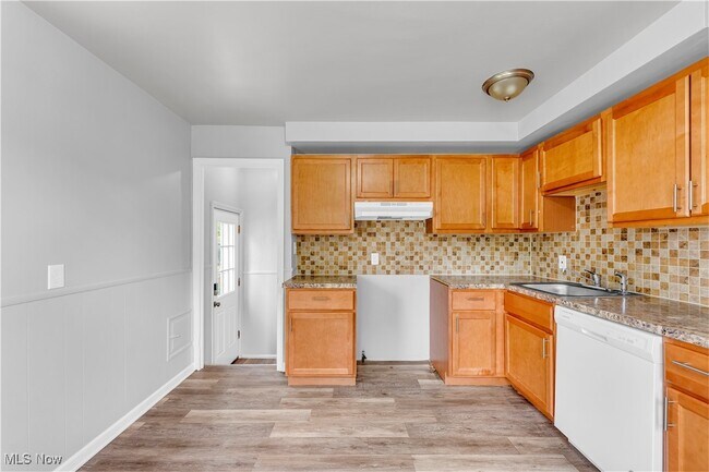 Building Photo - 15605 Benhoff Dr