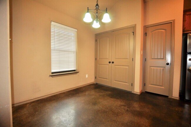 Building Photo - 663 W Tarleton St