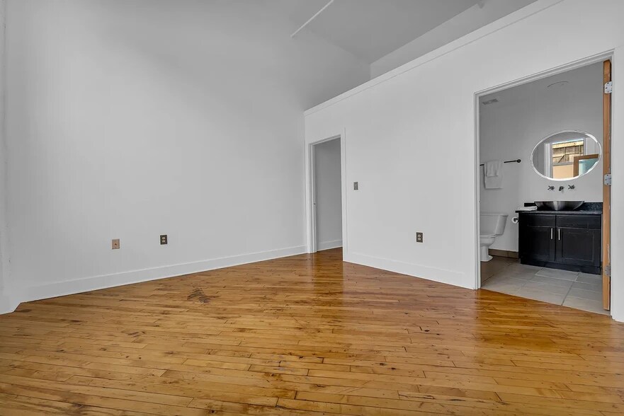 Building Photo - 2843 E Grand Blvd