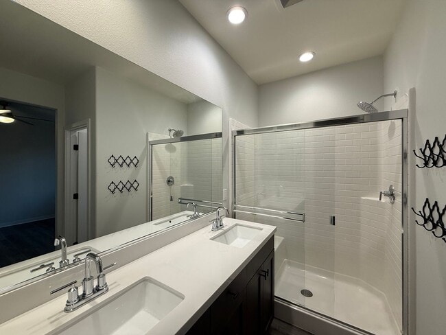 Building Photo - Great 2B/2.5BA Townhome in Oceanside!