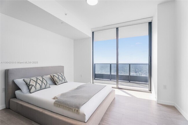 Building Photo - 1000 Brickell Plaza