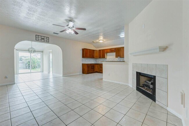 Building Photo - 22915 Sebastian Dr