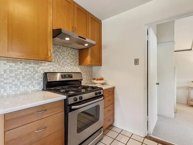 Building Photo - Great 3/2 in Incredible Downtown Location