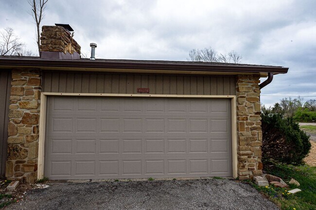 Building Photo - Lovely 3 Bed / 2 Bath in Private Setting--AVAILABLE NOW!!!