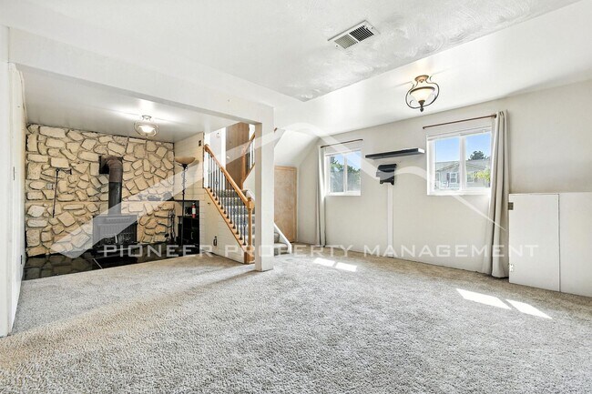 Building Photo - Spacious Home with Washer/Dryer and Centra...