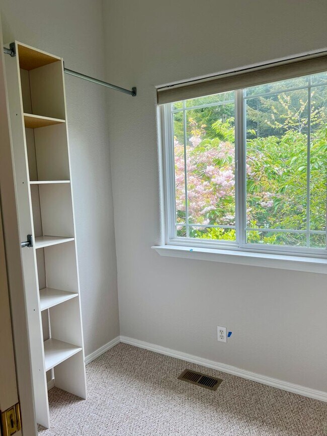 Building Photo - Spacious, Well-Appointed home in a Highly Desirable Location!