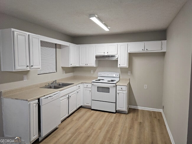 Building Photo - 210 Sabal Dr
