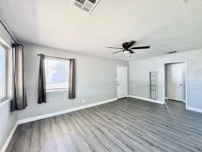 Building Photo - Adorable 3BD Vintage Henderson Home w/ Mod...