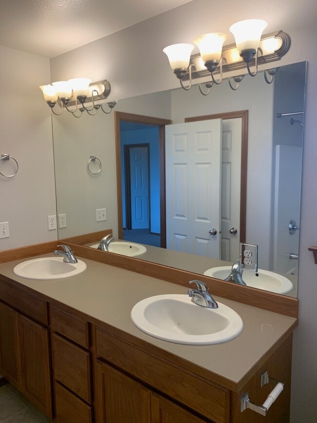 Building Photo - Spacious 4 Bed 2 Bath Home in Ellensburg