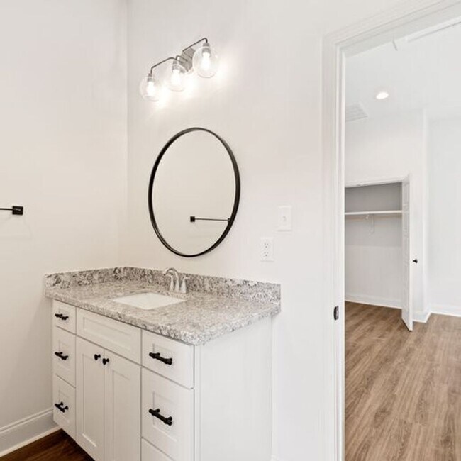 Building Photo - 1 Bed 1.5 Bath Condo Near Campus!