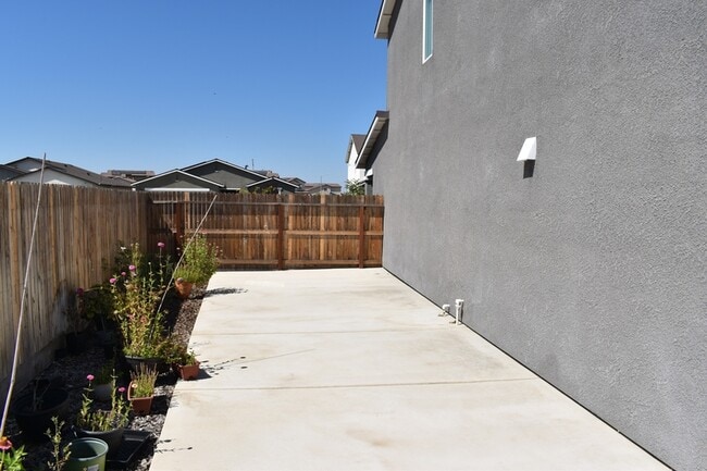 Building Photo - 4554 Iris Ct