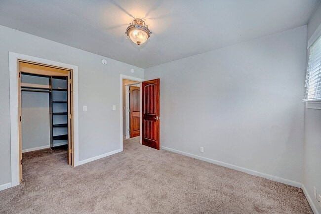 Building Photo - Bothell Rambler