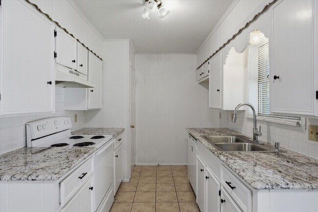 Building Photo - 908 TX-243