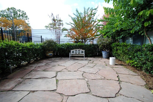 Building Photo - 2515 Yoakum Blvd