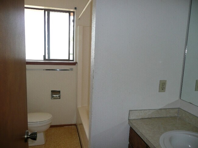 Building Photo - 2 Bedroom 1 1/2 Bath Townhouse Near Bethel...