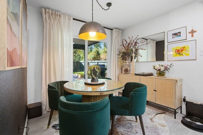 Building Photo - 1004 E Red Cedar Cir