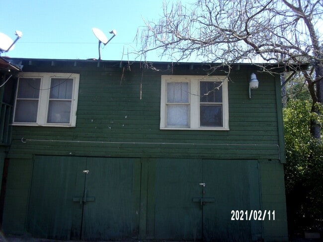 Building Photo - 2 Bedroom Apartment