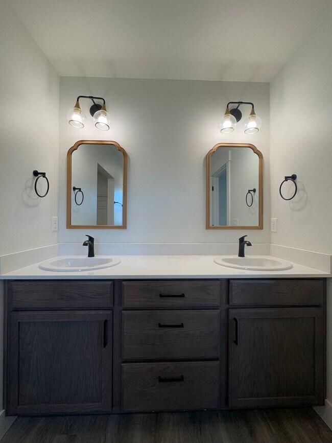 Building Photo - Peaceful Living Just Minutes from Town